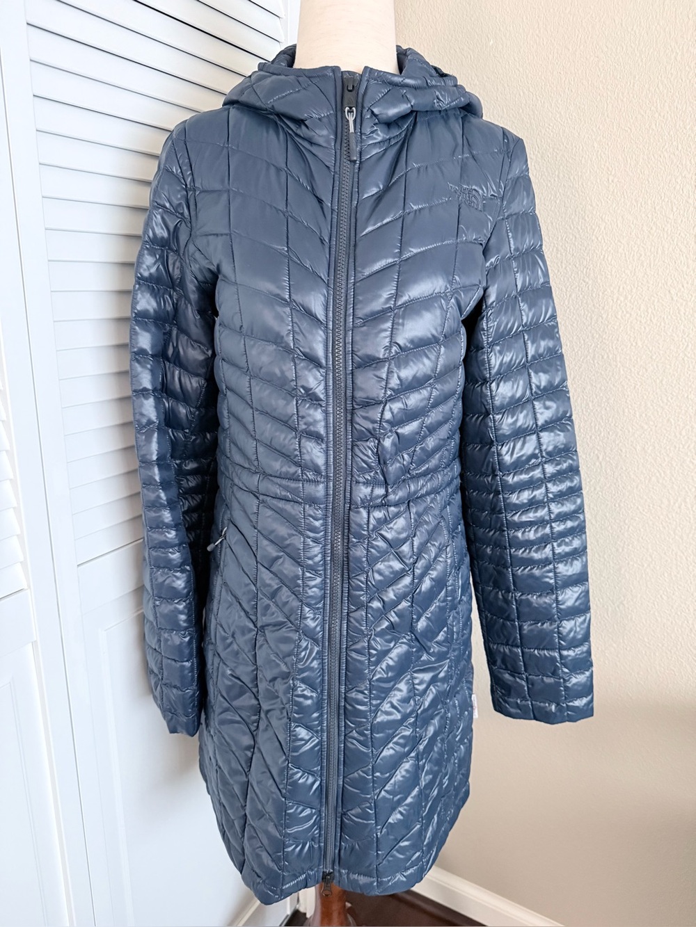 The North Face Women's Puffer Jacket - Shiny Slate Blue Size Small EUC